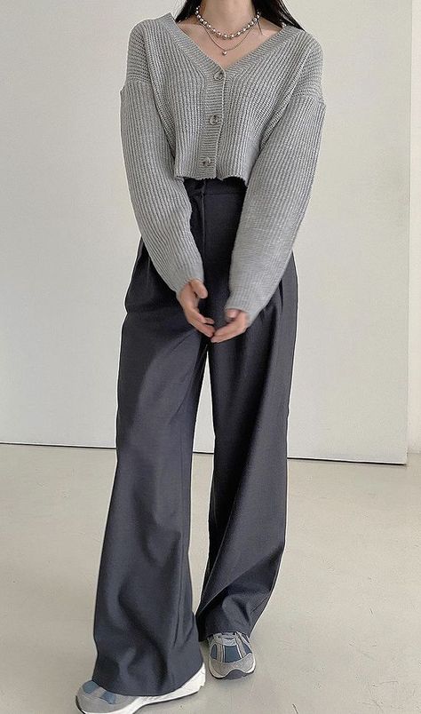 Grey Pants Outfit, Outfit Korean Style, Outfit Korean, Easy Trendy Outfits, 가을 패션, Grey Pants, Korean Outfits, Casual Style Outfits, Looks Style