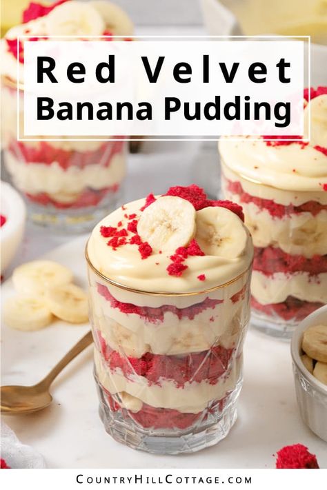 Red Velvet Banana Pudding, Strawberry Banana Pudding Recipe, Red Velvet Pudding, Dessert Shooters Recipes, Red Velvet Cupcakes Recipe, Banana Pudding Desserts, Sliced Banana, Banana Treats, Banana Pudding Cake