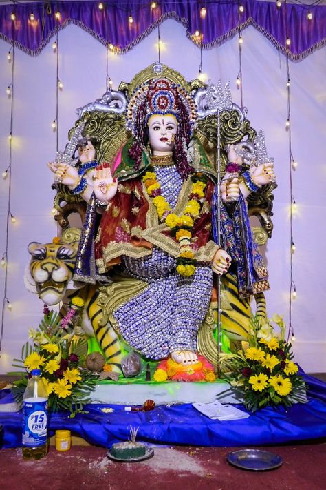 Durga Photo Hd, Wallpaper Durga Maa, Durga Images Hd, Navratri Photography, 9 Days Of Navratri, Durga Puja Wallpaper, Maa Durga Hd Wallpaper, Durga Photo, Gold Floral Dress