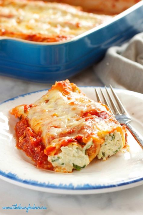 This Baked Ricotta and Spinach Cannelloni (Manicotti Pasta) is made with three delicious cheeses and it's the perfect easy comfort food recipe that's also vegetarian! It's a pasta lover's dream recipe! Recipe from thebusybaker.ca! Caneloni Recipe, Spinach Cannelloni, Pasta Food Recipes, Manicotti Pasta, Cannelloni Recipes, Sweet Sauces, Manicotti Recipe, Baked Ricotta, Vegetarian Comfort Food