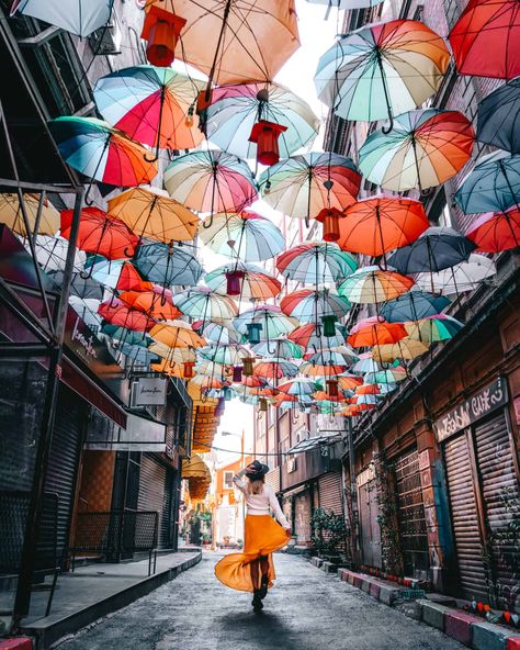 Umbrella Street Istanbul Karaköy, a charming neighborhood filled with places to eat, have a coffee and enjoy the great atmosphere. The streets are filled with art, and one of those arty spots is the umbrella street of Istanbul. During the weekends and midday, this area is quite famous for a couple of photos and a drink. This is the exact location of the umbrella street. Umbrella Street, Istanbul Turkey Photography, Istanbul Airport, Visit Istanbul, Istanbul Photography, Turkey Travel Guide, Visit Turkey, Istanbul Hotels, Istanbul Travel