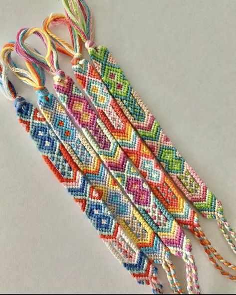 Cool Friendship Bracelets, String Bracelet Patterns, Friendship Bracelet Patterns Easy, Yarn Bracelets, Cute Friendship Bracelets, Homemade Bracelets, Handmade Friendship Bracelets, Embroidery Bracelets, Friendship Bracelets Tutorial