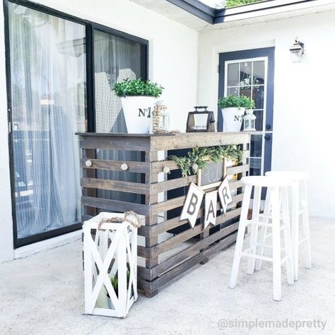 How to Build a Quick DIY Outdoor Bar - Simple Made Pretty Portable Outdoor Bar, Outdoor Wedding Bar, Cheap Bar, Outdoor Bar Ideas, Fun Garden Art, Outdoor Garden Bar, Building A Home Bar, Pallet Bar Diy, Diy Outdoor Bar