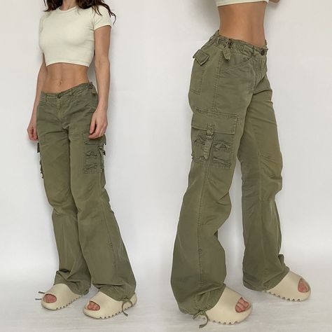 Low Rise Green Cargo Pants Outfit, Low Rise Cargo Pants Outfit, Olive Green Cargo Pants Outfit, Low Rise Pants Outfit, Low Rise Cargos, Green Shorts Outfit, Olive Green Pants Outfit, Electric Relaxation, Green Cargo Pants Outfit