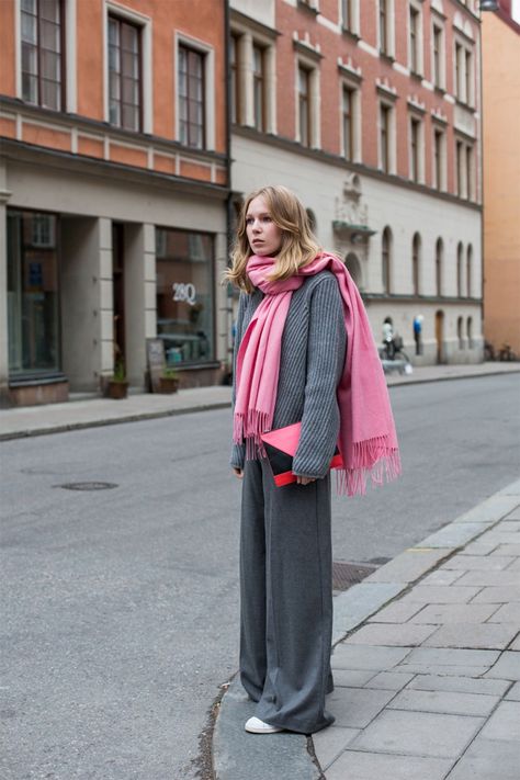 Grey And Pink Outfit, Knit Scarf Outfit, Pink Scarf Outfit, Pink Grey Outfit, Silk Scarf Dress, Black Chunky Knit Sweater, Watercolor Swatches, Estilo Indie, Theory Dress