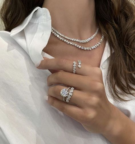 خواتم خطوبة, Classy Jewelry, Jewelry Lookbook, Stacked Jewelry, Fancy Jewelry, Girly Jewelry, Dream Jewelry, Jewelry Inspo, Mode Inspiration