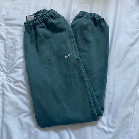 WOMAN NIKE JOGGERS / S Nike Joggers Outfit Women, Nike Joggers Women, Sweat Pants Women, Cute Joggers, Nike Jogger, Sweatpants Nike, Nike Clothes, Gymwear Outfits, Pants Nike