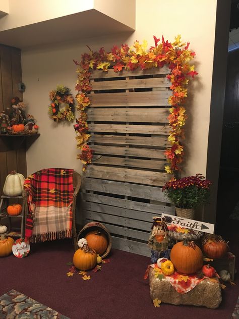 Fall party photo booth Fall Theme Photo Booth, Thanksgiving Photo Booth Ideas, Harvest Photo Booth Ideas, Fall Party Photo Backdrop, Fall Party Backdrop, Diy Fall Backdrop, Fall Picture Backdrop Ideas, Fall Photo Backdrop Ideas, Fall Photo Set Up Ideas