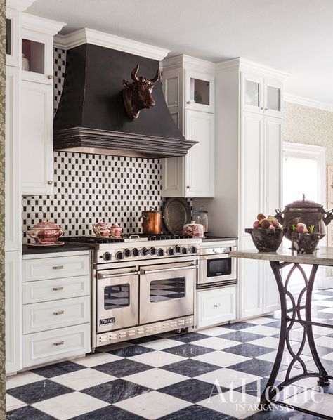 Flooring Black And White, Checkered Floor Kitchen, Black And White Backsplash, White Kitchen Floor, Parisian Kitchen, Black White Kitchen, White Kitchen Tiles, French Country Kitchens, Black And White Tiles