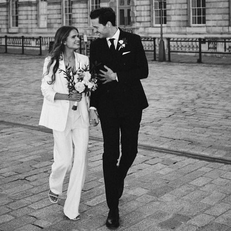 Wedding Suits For Bride, Courthouse Wedding Photos, Wedding Fotos, Bride Suit, Registry Office Wedding, Nyc Elopement, Civil Wedding Dresses, Wedding Court, City Hall Wedding