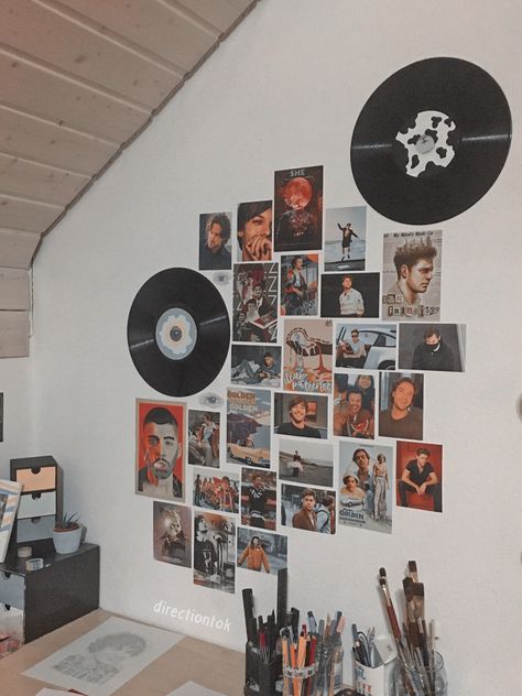 Wall photo collage of all one direction members as solo artists, aesthetic in indie, retro and vintage style One Direction Aesthetic Vintage, Aesthetic Room Inspo Vintage, Niall Horan Room Decor, One Direction Posters Wall, One Direction Wall Collage, One Direction Vintage Aesthetic, One Direction Bedroom Aesthetic, Zayn Malik Poster Vintage, Small Room Ideas Aesthetic