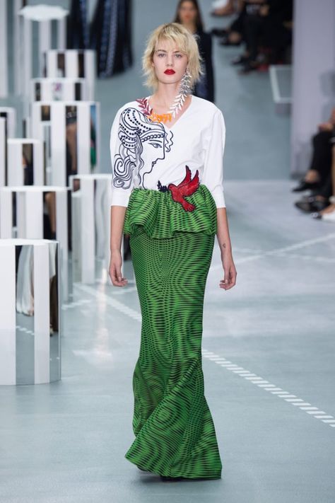 How to wear green? - Personal Shopper Paris - Dress like a Parisian Dress Like A Parisian, Paris Dresses, Mary Katrantzou, Wear Green, Women's Wear, Spring Summer 2017, Ancient Greece, Spring 2017, Fashion 2017