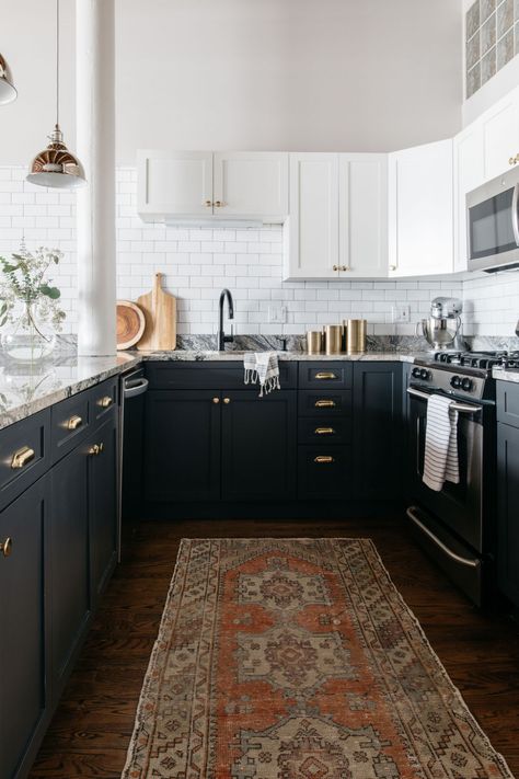 Some Of The Many Things A Kitchen Renovation Can Do For Your Home. - Decorology Black Bottom Cabinets, Grey Granite Countertops, Top Kitchen Designs, Two Tone Cabinets, Two Tone Kitchen, Charming Kitchen, Small Kitchens, Transitional Kitchen, Upper Cabinets