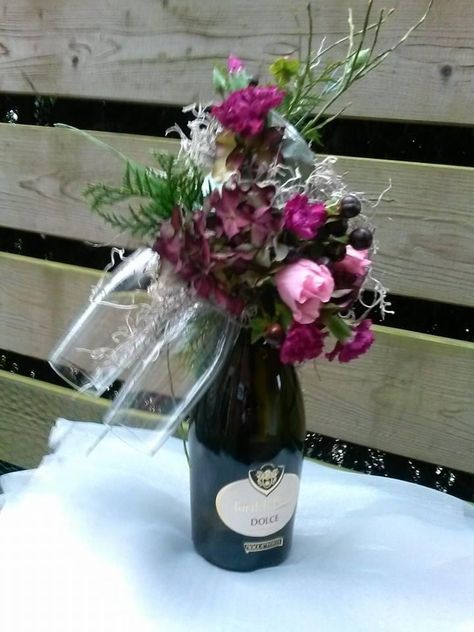 Wine And Flowers Gift, Diy Alcohol Gifts, Bottle Arrangements, Bottle Bouquet, Bouquet Business, Wine Bottle Flowers, General Gift Ideas, Spring Arrangements, Wine Event