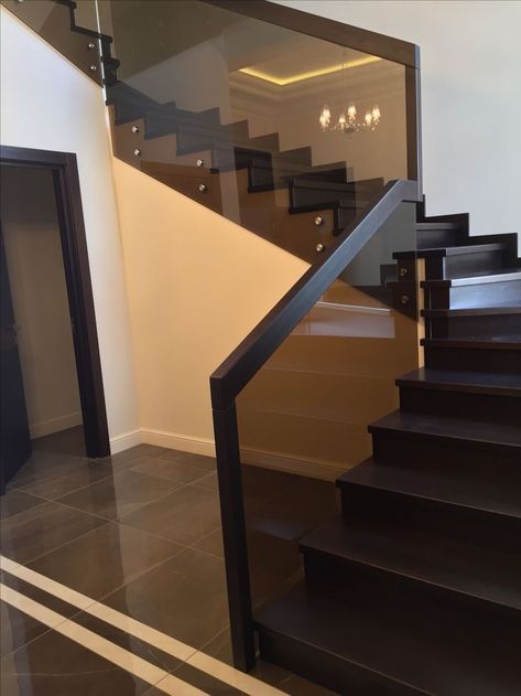 Black Glass Railing, Glass Stairs Design, Reling Design, درابزين السلم, Glass Railing Stairs, درج السلم, Staircase Interior Design, Staircase Design Modern, Glass Railings