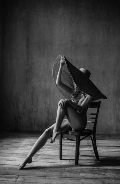 Sensualité du Noir et Blanc Black And White Photographs Art, Noir Aesthetic Women, Hunter Photoshoot, Photoshoot Chair, Bw Photoshoot, Photo Glamour, Bouidor Photography, Foto Shoot, Amazon Business