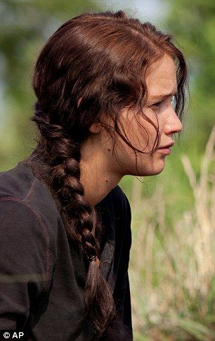 I absolutely love Jennifer Lawrence's hair in the movie "The Hunger Games" <3 Katniss Everdeen Hair, Katniss Hair, Hunger Games Hair, Katniss Braid, Jennifer Lawrence Hunger Games, Jennifer Lawrence Hair, Hunger Games Katniss, Jennifer Lawrence Pics, Katniss And Peeta