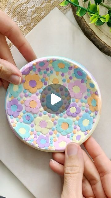 Pastel Trinket Dish, How To Make Trinket Dish, Polymer Clay Dishes Diy, How To Make Clay Trinket Dish, Polymer Clay Pictures, Polymer Clay Jewelry Dish, Polymer Clay Plate, Polymer Clay Trinket Dish Diy, Diy Trinket Dish