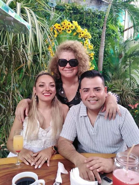 Beautiful photo of my beautiful daughter Paloma accompanied by her magnificent husband and her beautiful mother-in-law! 🤩🤩🤩❤️❤️💙 Presiosa foto de mi hermosa hija Paloma acompañada de su magnifico esposo y su bella suegra! 🤩🤩🤩❤️❤️💙 How We Met, Poetry Quotes In Urdu, Son In Law, My Beautiful Daughter, 2025 Vision, Daughter In Law, Mother In Law, Poetry Quotes, Paloma