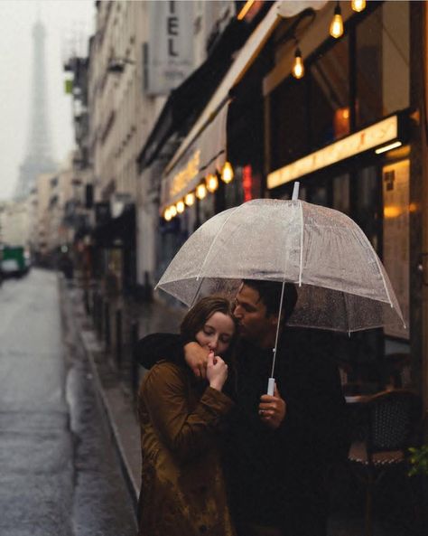 Clear Umbrella Couple Photography, Rainy City Engagement Photos, Raining Engagement Pictures, Engagement Photos Rain, Rain Engagement Pictures, Rainy Proposal, Clear Umbrella Photography, Courthouse Photos, Couple Umbrella