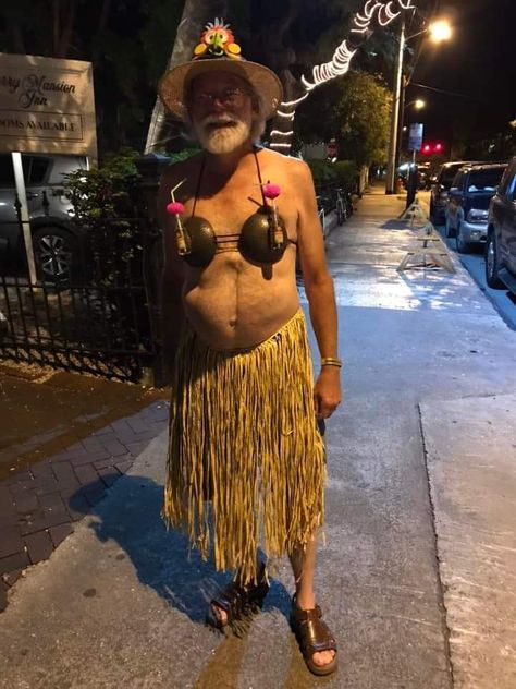 Hawaii Costume Ideas, Hawaii Outfits Party Hawaiian Dresses, Pool Party Outfit Ideas, Hawaiian Themed Outfits, Hawaii Costume, Hawaiian Costume, Funny Old People, Pool Party Outfits, Beach Party Outfits