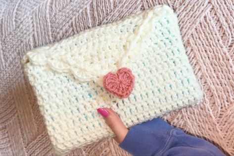 Love Letter Book Sleeve, Letter Book, Art Au Crochet, Crochet Bow, Confection Au Crochet, Crochet Bows, Kindle Cover, Book Letters, A Love Letter