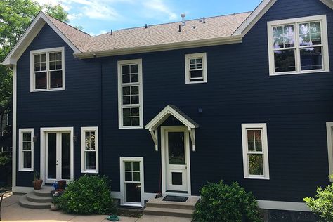 Pick a dark blue paint color for a sophisticated, modern and classic look. Discover the best blue exterior paint colors for your home. This dark blue house has Hale Navy siding with BM Pale Oak trim and back door. #exteriorpaintcolors #blueexteriorpaintcolors #halenavy #paleoak #exteriortrimcolors #thecolorconcierge #colorsmadeeasy #onlinecolorconsulting #virtualcolorconsulting Dark Blue Exterior House Colors, Blue Paint Color Palettes, Blue Exterior Paint, Dark Blue Exterior, Blue Exterior House Colors, Painting Bricks, Dark Blue House, Dark Blue House Exterior, Blue House Exterior