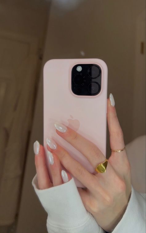 Apple Iphone Accessories, Creative Iphone Case, Simple Gel Nails, Girly Phone Cases, Iphone Obsession, Pink Iphone Cases, Pearl Nails, Pretty Phone Cases, Apple Phone Case