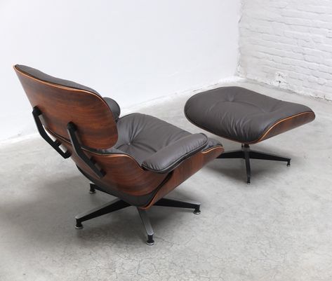 Listed on VNTG.com: Early Rosewood Eames Lounge Chair with Ottoman by Herman Miller, 1970s | #vntg #vintage Eames Side Chair, Lounge Chair With Ottoman, Wire Chair, Chair With Ottoman, Charles & Ray Eames, Ray Eames, Eames Lounge, City Furniture, Herman Miller