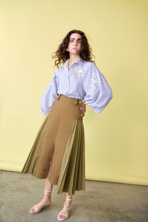 Tanya Taylor Resort 2025 Ready-to-Wear Collection [PHOTOS] Pants Inspiration, Modern Workwear, Working Outfit, Resort 2025, Trend 2025, Best Fashion Outfits, New York Outfit, Fashion 2025, Dress With Pleats