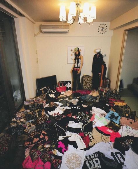 Kyoichi Tsuzuki: ‘Happy Victims’ (1999-2004) Tsuzuki captured portraits of individuals in their bedrooms, surrounded by piles and piles of clothes and accessories. Each of the above fashion victims shot by Kyoichi Tsuzuki has their own individual obsession. From Anna Sui to Vivienne Westwood, the cramped spaces filled with big brands are a testimony to the paradox of consumer culture. Consumer Culture, Fashion Victim, Anna Sui, Clothes And Accessories, Japanese Fashion, Vivienne Westwood, Cool Photos, Ford, Bedroom