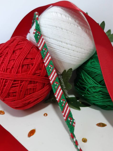 xmas christmas candle stripes bracelet braceletbook Friendship Bracelets Christmas, Winter Bracelet, Floss Bracelets, Braided Friendship Bracelets, Diy Bracelets With String, Bookmark Pattern, Diy Friendship Bracelet, String Bracelet Patterns, Yarn Bracelets