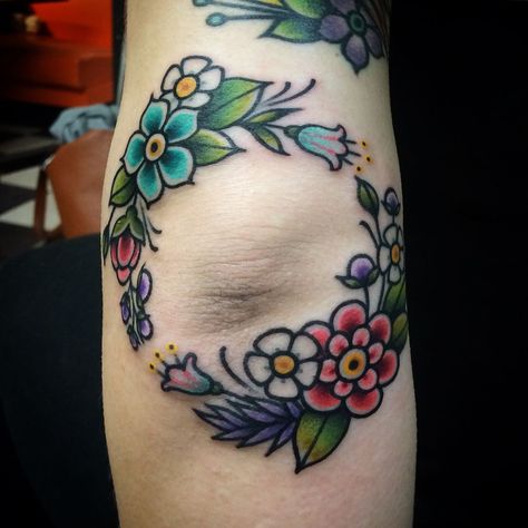 1,021 Likes, 19 Comments - Amanda Slater (@amandaslatertattoo) on Instagram: “Ohhhh I just figured out you can post multiple pics! Flower clusters caddy corner around the elbow-…” Tattoos Knee, Traditional Tattoo Flowers, Elbow Tattoo, Framed Tattoo, Elbow Tattoos, Geniale Tattoos, Knee Tattoo, Time Tattoos, Dream Tattoos