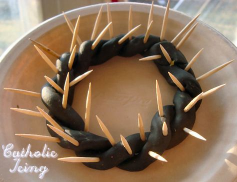 Make a crown of thorns for Lent! (This version is so cheap and easy, you can do it with an entire classroom of kids!) Lent Kids, Lenten Activities, Catholic Icing, Christ Centered Easter, Preschool Spring, Make A Crown, Catholic Crafts, Easter Activities For Kids, Bible Crafts For Kids