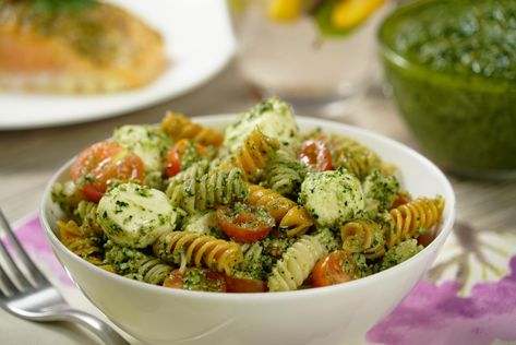 Consiente a mamá con esta rica ensalada de pasta con pesto estilo caprese, es muy sencilla de preparar y es ideal para acompañar con cualquier tipo de alimentos. Su intenso sabor a pesto combinado con los jitomates cherry, y la frescura del queso mozzarella es espectacular. Easy Pasta Salad Recipes, Pasta Al Pesto, Caprese Pasta, Easy Pasta Salad Recipe, Best Pasta Salad, Layered Salad, Easy Pasta Salad, Salad Recipes For Dinner, Recipes Quick