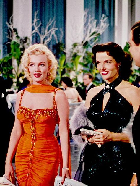 For all about the unlikely friendship between Marilyn Monroe & Jane Russell, and how the iconic pink gown Marilyn wore while singing “Diamonds Are A Girl’s Best Friend” almost didn’t make it into the film, visit my website! ❤️ #janerussell #marilynmonroe #gentlemenpreferblondes #moviemusicals #classicmoviemusicals #tcm #letsmovie #classicfilms #classicmovies #macaronsandmimi Marilyn Monroe And Jane Russell, 3 People Costumes, Hollywood Vintage, Marilyn Monroe Fashion, Jane Russell, Gentlemen Prefer Blondes, Natalie Wood, Diane Keaton, Lauren Bacall