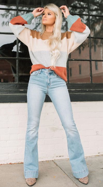 Bell Bottom Jeans Winter Outfit, Light Flare Jeans Outfit Fall, Fall Bottoms For Women, Flair Jeans Outfit Fall, Fall Outfits With Flare Jeans, Flare Jeans Fall Outfit, Flair Jeans Outfit Winter, Buckle Outfits Women, Fall Flare Jeans Outfit