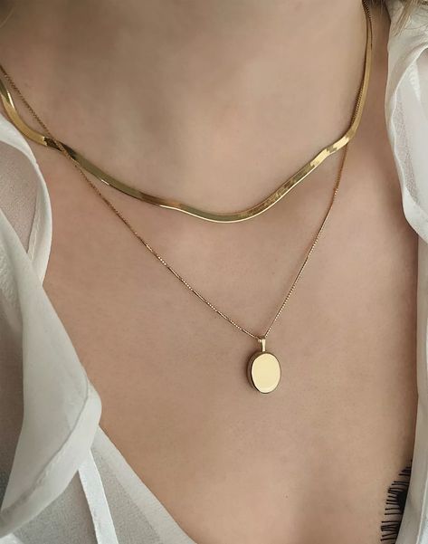 Kinn™ 14k Gold Oval Locket Necklace Neckless Gold Jewelry, Love With All Your Heart, Oval Locket Necklace, Locket Design, Dr Closet, Minimalist Necklace Gold, Fancy Jewelry Necklace, Minimalist Accessories, Oval Locket