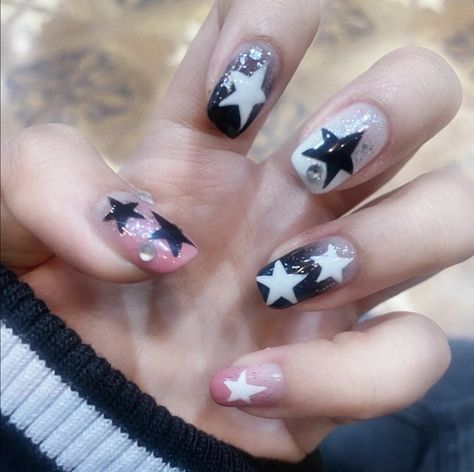 Star Nails, Ideas Style, Home Ideas, A Woman, Style Inspiration, Stars, Nails, White, Black