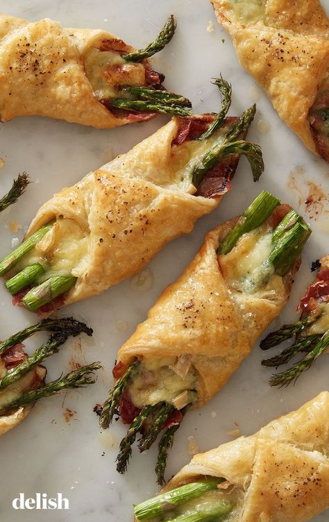 Brie & Asparagus Puff Pastry Bundles Are The Easiest Easter AppDelish Brie Asparagus, Asparagus Prosciutto, Prosciutto Asparagus, Puff Pastry Appetizers, Pastry Appetizer, Puff Pastry Recipes, Asparagus Recipe, Christmas Appetizers, Pastry Recipes