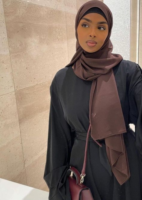 Hijabi Outfits Casual Modest Fashion, Shayla Hijab, Black Hijabi Girl, Somali Girl, Hijab Black, Modest Abaya, Modest Long Dresses, Abaya Outfit, Modern Hijab Fashion