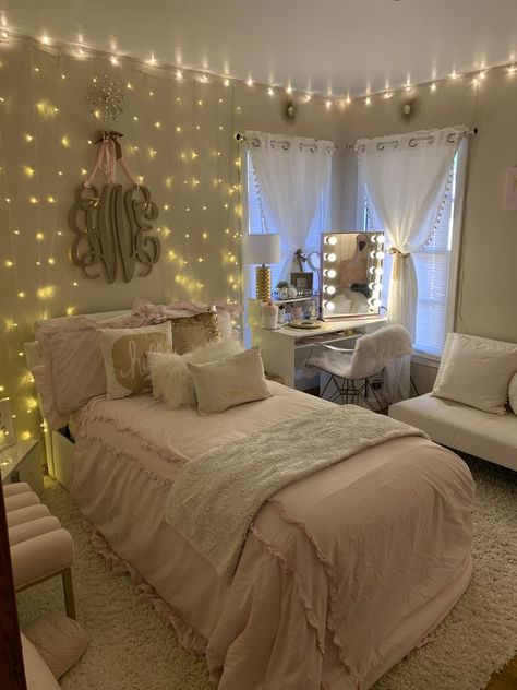 Small Pink And White Bedroom, Pink Aethstetic Bedroom, Pink White Gold Room Aesthetic, Light Pink Room Inspiration, Pink Themed Bedroom Ideas, Room Ideas Gold And White, Cute Bedroom Ideas Pink And White, Room Ideas Aesthetic Pink White And Gold, Pink Gold And White Bedroom Aesthetic