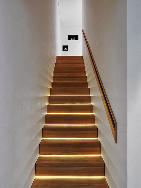 Modern Lighting Ideas That Turn The Staircase Into A Centerpiece.  @homedit Staircase Lighting Ideas, Stairs Lighting, Led Stair Lights, Alpine House, Stairway Lighting, Detail Arsitektur, Stairs In Living Room, Stair Lights, Escalier Design