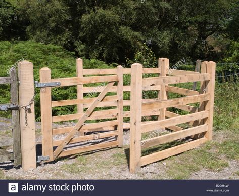 Kissing Gate, Horse Fencing, Farm Fence, Cattle Farming, Wooden Gates, Wales Uk, Uk Images, Horse Ranch, Horse Barn