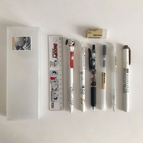 Muji Desk, Muji Pencil Case, What's In My Pencil Case, Productive Studying, Organizing Motivation, In My Pencil Case, Muji Stationery, Desk Organizing, Motivation Productivity