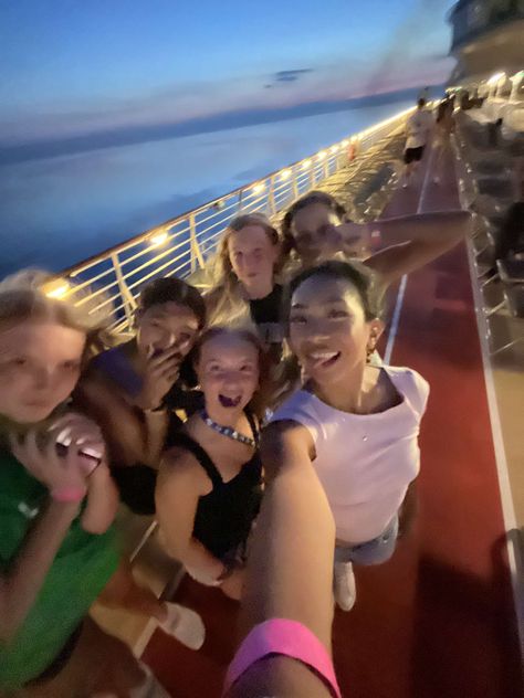 Cruise Life Aesthetic, Cruise Friend Group, Cruise Teen Club, Cruise Bucket List, Cruise Aesthetic Pics, Cruise Inspo Pics, Cruise Picture Ideas, Cruise With Friends, Cruise Friends