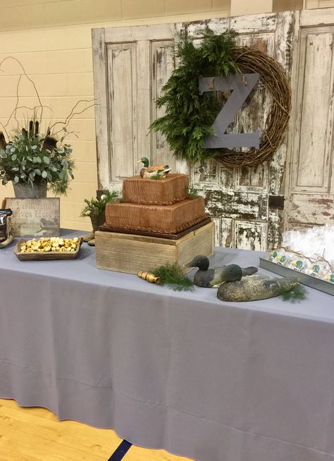 Grooms Hunting Table Rustic Grooms Cake, Grooms Cake Hunting, Grooms Cake Tables, Cake Table Ideas, Rustic Groom, Grooms Table, Rehearsal Dinner Decorations, Wedding Reception Backdrop, Wedding Buffet