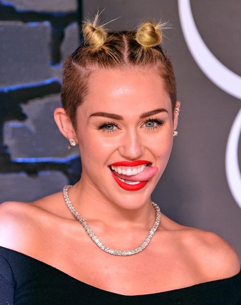 Pin for Later: Sofia Vergara, Miley Cyrus, and More Stars Who Have Rocked Princess Leia Buns Miley Cyrus Miley famously rocked these tiny blond buns to the MTV Video Music Awards in 2013. Miley Cyrus Tongue, Miley Cyrus Short Hair, Tutorial Chignon, Double Hair Buns, Miley Cyrus Show, Miley Cyrus Style, Double Buns, Hair Bun Tutorial, Simple Ponytails