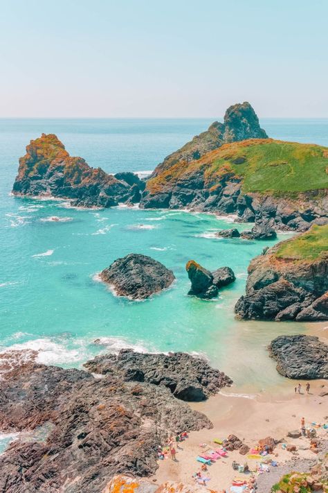 11 Gorgeous Places To Visit On The Coast Of Cornwall, England - Hand Luggage Only - Travel, Food & Photography Blog Kynance Cove Cornwall, Achmelvich Beach, Kynance Cove, Crantock Beach, Wales Beach, London Beach, Bournemouth Beach, Cornwall Beaches, Uk Beaches