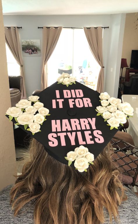 Harry Styles Cap And Gown, Harry Styles Inspired Graduation Cap, Beetlejuice Graduation Cap, Billie Eilish Graduation Cap Ideas, Graduation Cap Harry Styles, Graduation Cap Designs One Direction, Grad Cap Ideas Harry Styles, Harry Styles Graduation Cap Ideas, Graduation Cap Designs Harry Styles